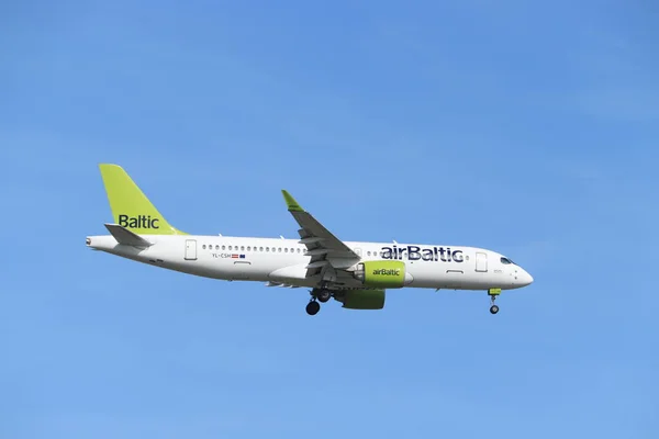 Amsterdam, Paesi Bassi - 30 maggio 2019: YL-CSH Air Baltic Bombardier BD-500 CSeries CS300 — Foto Stock