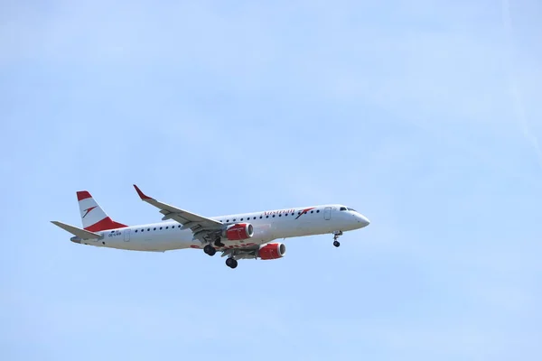 Амстердам, Нидерланды - 1 июня 2019 года: OE-LWB Austrian Airlines Embraer ERJ-195 — стоковое фото