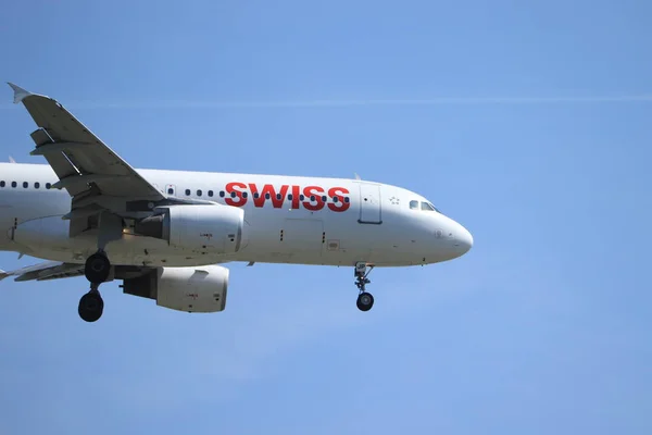 Амстердам, Нидерланды - 1 июня 2019 года: HB-IJP Swiss Airbus A320-200 — стоковое фото