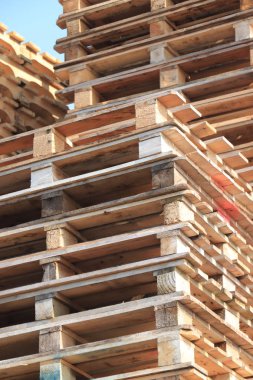 yığılmış ahşap palet