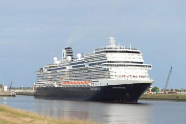 IJmuiden, Hollanda-Haziran 9 2019: Nieuw Statendam IJmuiden deniz kilidi bırakarak.