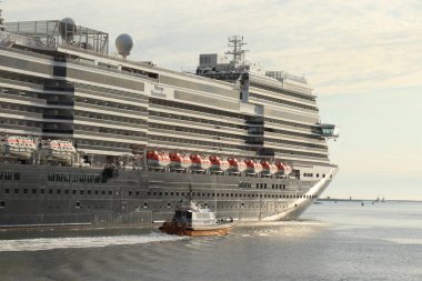 IJmuiden, Hollanda-Haziran 9 2019: Nieuw Statendam IJmuiden deniz kilidi bırakarak.