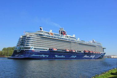 Velsen, Hollanda - 7 Mayıs 2018: Mein Schiff 1 TUI Maiden Voyage yolculuk