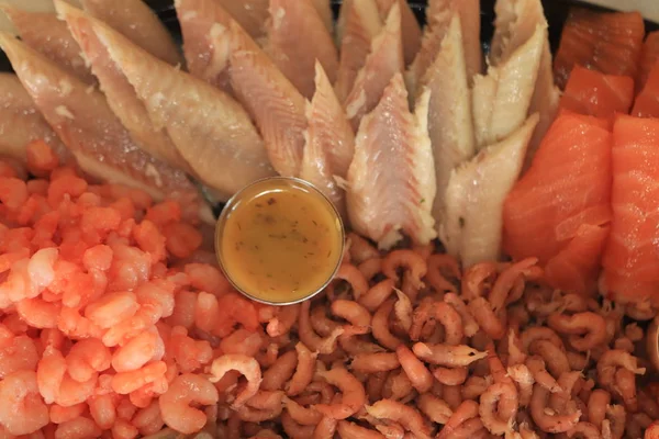 Свіжі морепродукти на тарілці — стокове фото