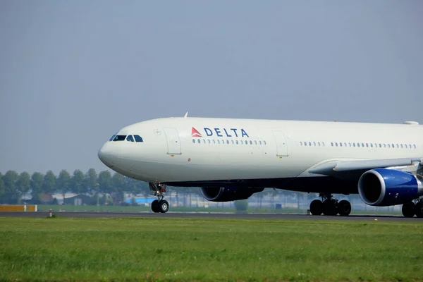 Amsterdam, Holandia - 6 maja 2017: N822nw Delta Air Lines — Zdjęcie stockowe