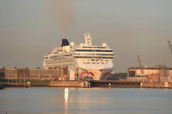 IJmuiden, Pays-Bas - 25 mai 2019 : Perle norvégienne quittant l'écluse de la mer d'IJmuiden . — Photo