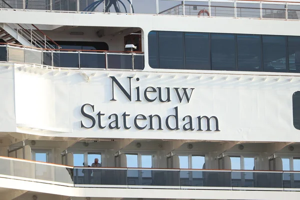 IJmuiden, Países Baixos - 9 de junho de 2019: Nieuw Statendam saindo de IJmuiden Sea lock . — Fotografia de Stock