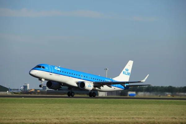 Ámsterdam, Países Bajos - 18 de agosto de 2016: PH-EZW KLM Embraer — Foto de Stock