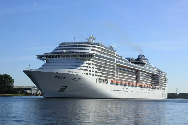 Velsen, Holanda - 10 de setembro de 2016: MSC Splendida — Fotografia de Stock