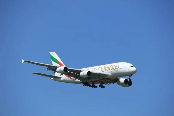Amsterdã Países Baixos - 9 de julho de 2017: A6-EUA Emirates Airbus A380-800 — Fotografia de Stock