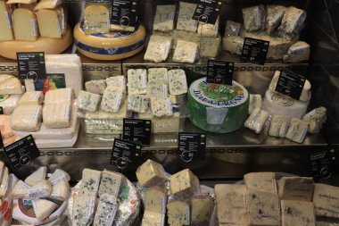 Heemstede, Hollanda - 26 Mayıs 2019: Peynir sergileniyor