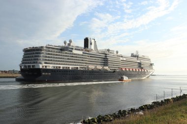 IJmuiden, Hollanda-Haziran 9 2019: Nieuw Statendam IJmuiden deniz kilidi bırakarak.