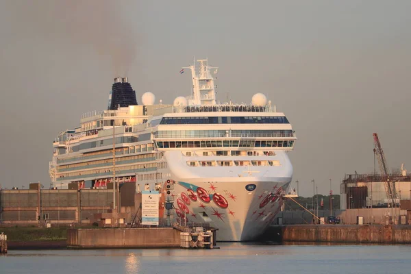 IJmuiden, Nederländerna-25 maj, 2019: Norwegian Pearl lämnar IJmuiden havet lås. — Stockfoto