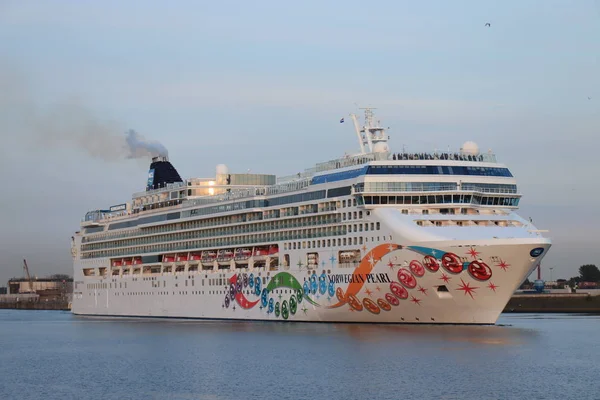 IJmuiden, Países Bajos - 25 de mayo de 2019: Norwegian Pearl sale de la esclusa IJmuiden Sea . —  Fotos de Stock