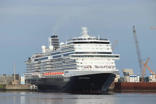 荷兰伊伊穆登-2019年6月9日: Nieuw Statendam 离开 Ijmuiden Sea Lock. — 图库照片