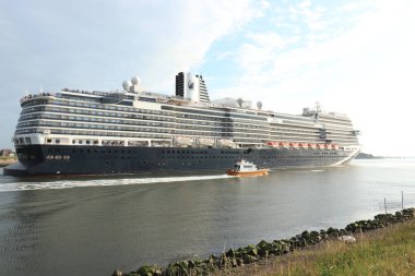 IJmuiden, Hollanda-Haziran 9 2019: Nieuw Statendam IJmuiden deniz kilidi bırakarak.
