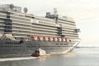 IJmuiden, Hollanda-Haziran 9 2019: Nieuw Statendam IJmuiden deniz kilidi bırakarak.