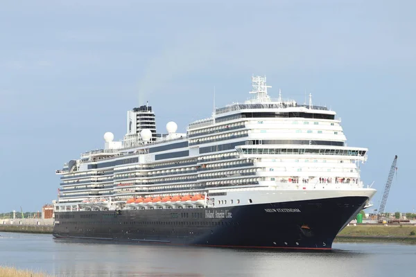 荷兰伊伊穆登-2019年6月9日: Nieuw Statendam 离开 Ijmuiden Sea Lock. — 图库照片