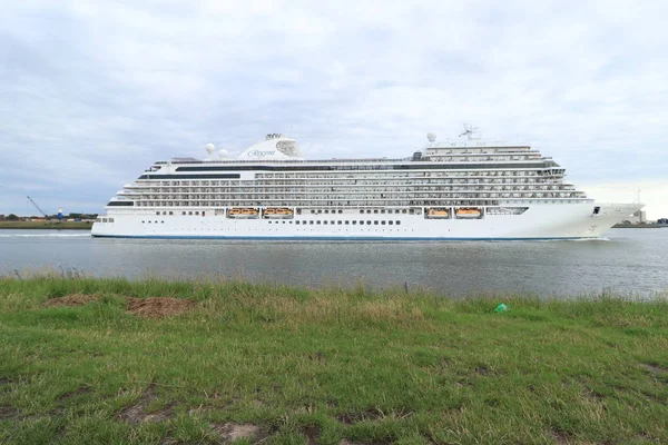 IJmuiden, Holandia-15 czerwca 2019 w: Seven Seas Explorer — Zdjęcie stockowe