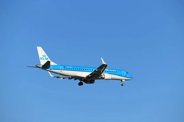Amsterdam, Holandia-czerwiec, 29th 2019: pH-EZM KLM Cityhopper Embraer ERJ-190 — Zdjęcie stockowe