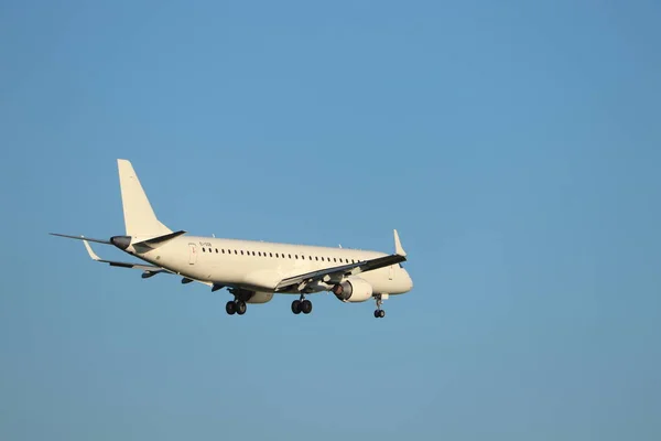 Amsterdam, the Netherlands - June, 29th 2019: EI-GGB Stobart Air Embraer ERJ-195 — Stock Photo, Image