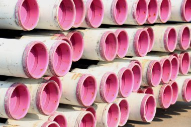 Pembe yığılmış borular