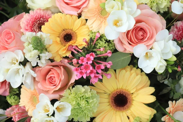 Žluté a růžové svatební květiny — Stock fotografie