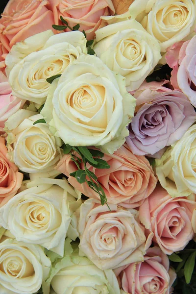 Rosas de pastel en un arreglo de boda —  Fotos de Stock