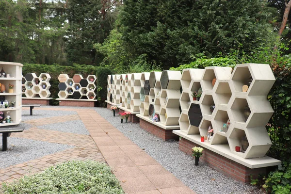 火葬場近くの columbarium 壁 — ストック写真