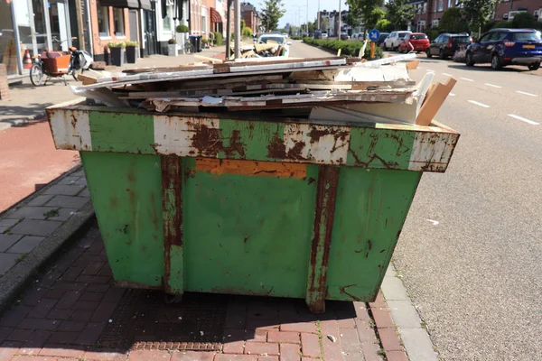 Müllcontainer beladen — Stockfoto