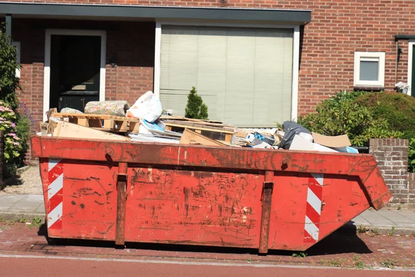 Geladen vuilnis dumpster — Stockfoto