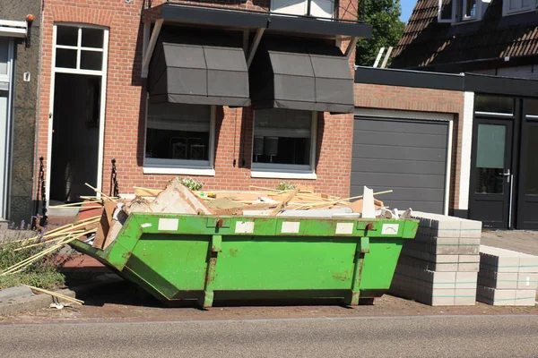 Loaded garbage dumpster — Stock Photo, Image