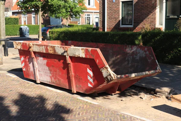 Geladen vuilnis dumpster — Stockfoto