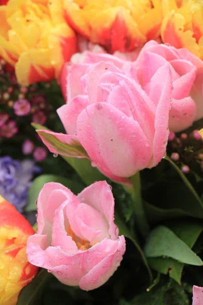 Buquê de flores de primavera mista — Fotografia de Stock