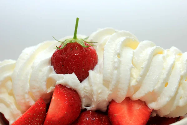 Strawberries and cream — Stock Photo, Image