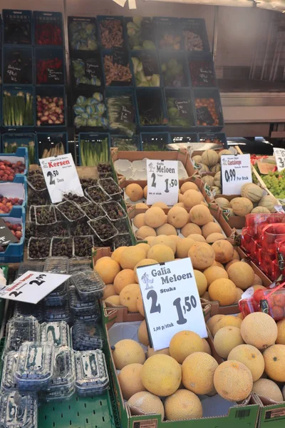 Assen, Hollanda, 27 Temmuz 2019: bir pazar tezgahında kavun ve kiraz — Stok fotoğraf