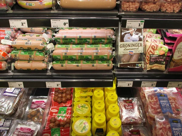 Gieten, Países Bajos - 28 de julio de 2019: embutidos en el supermercado —  Fotos de Stock