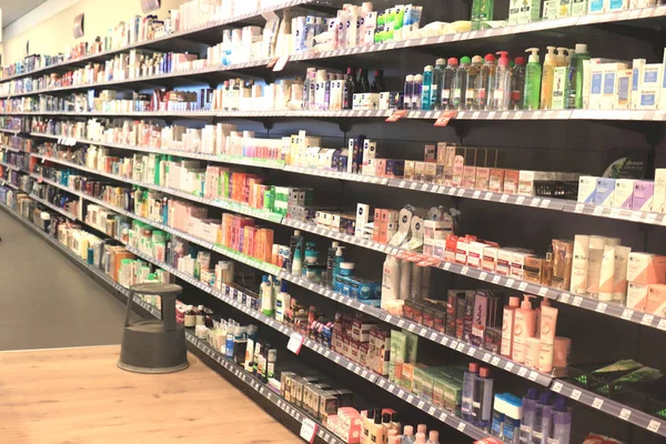 Assen, Países Bajos, 27 de julio de 2019: varios productos cosméticos —  Fotos de Stock