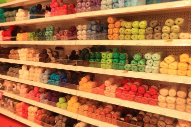 Assen, Hollanda, 27 Temmuz 2019: Çok renkli yün iplikler