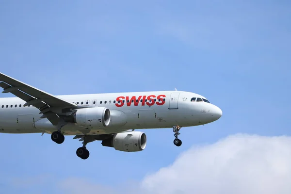 Амстердам, Нидерланды - 21 июля 2019 года: HB-JLT Swiss Airbus A320-200 — стоковое фото