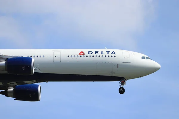 Амстердам, Нидерланды - 21 июля 2019 года: N828NW Delta Air Lines Airbus A330-300 — стоковое фото