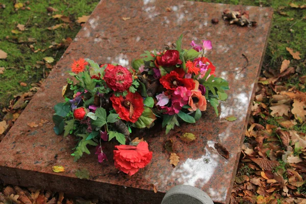 Κηδεία λουλούδια σε έναν τάφο — Φωτογραφία Αρχείου