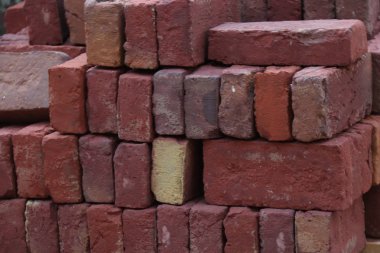 Yeni kırmızı tuğla yığını