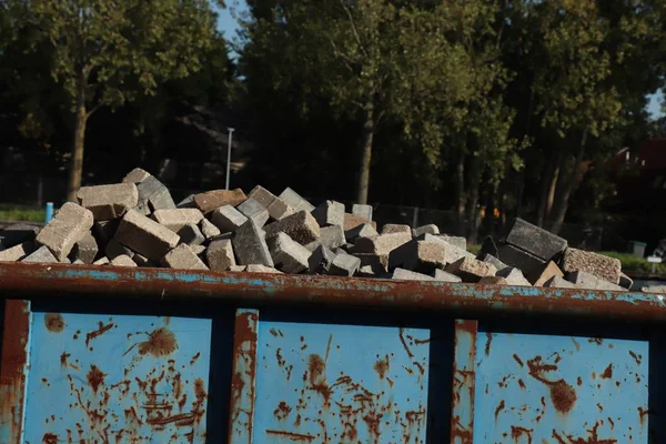 Φορτωμένο σκουπίδια dumpster — Φωτογραφία Αρχείου