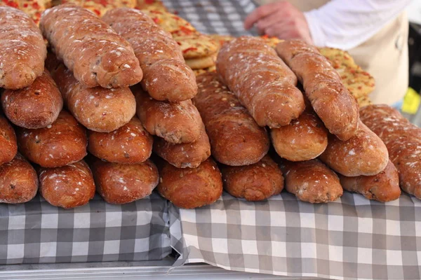 Tipi di pane di lusso in un mercato — Foto Stock