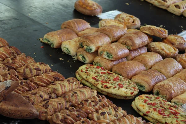 Lujosas clases de pan en un mercado — Foto de Stock