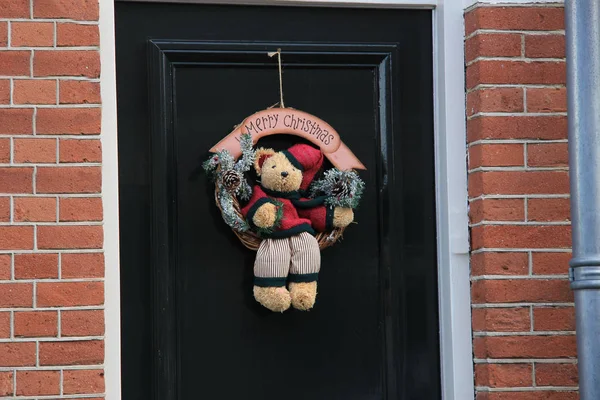 Feliz decoración de Navidad en la puerta principal —  Fotos de Stock
