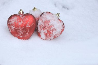Kırmızı kalp süsler karda