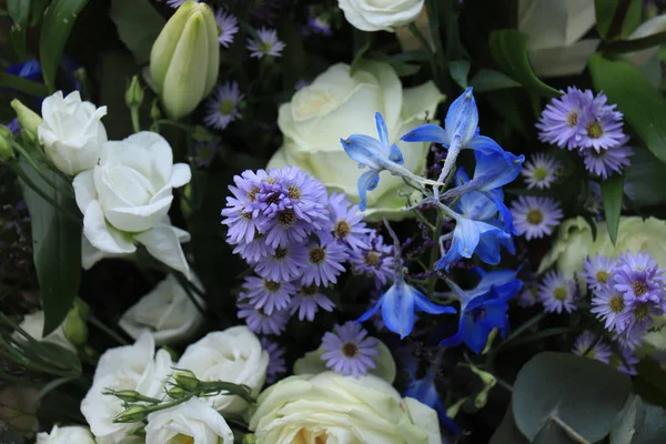 Vitt och blått bröllop blommor — Stockfoto