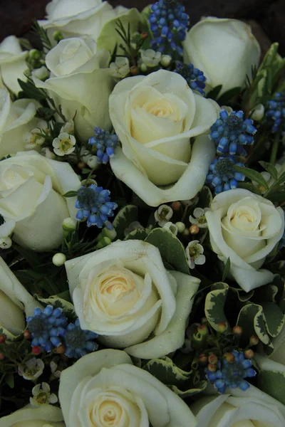 Blau-weiße Hochzeitsblumen — Stockfoto